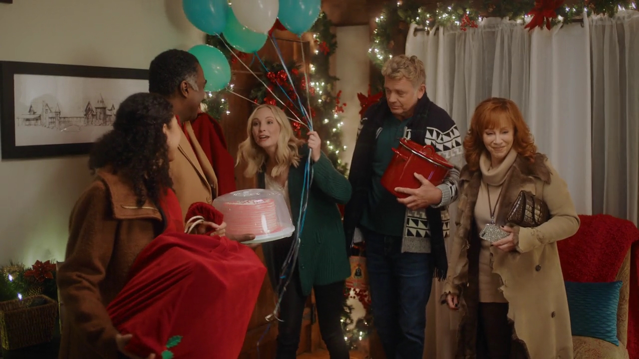 VampireDiariesWorld-dot-nl_ChristmasInTune3275.jpg