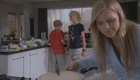 VampireDiariesWorld-dot-Org_H2OJustAddWaterS02E04-0380.jpg