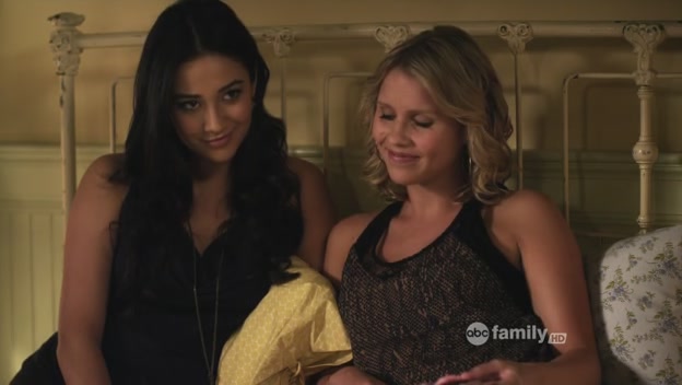 VampireDiariesWorld-dot-org_PrettyLitlteLiarsS02E04-1513.jpg