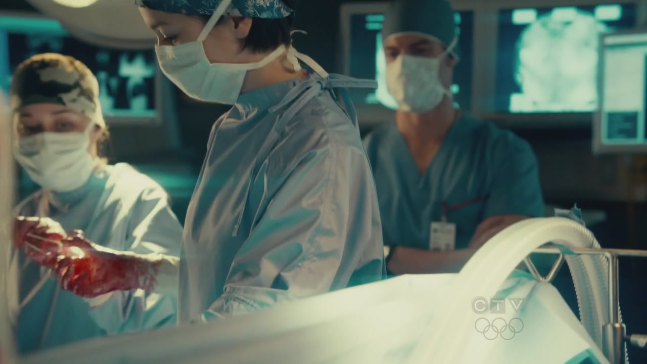 VampireDiariesWorld-dot-org_SavingHopeS01E02-1834.jpg
