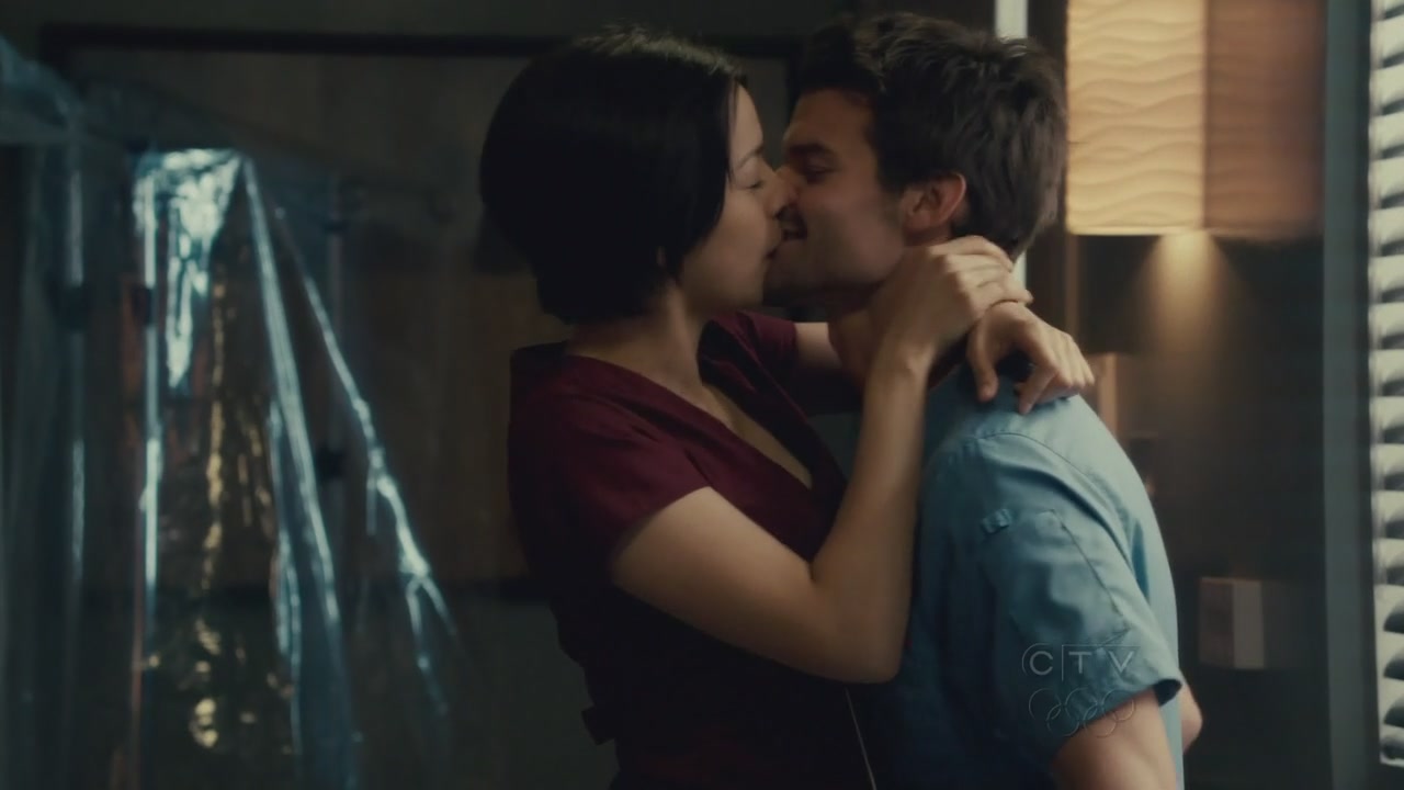 VampireDiariesWorld-dot-org_SavingHopeS01E02-2149.jpg