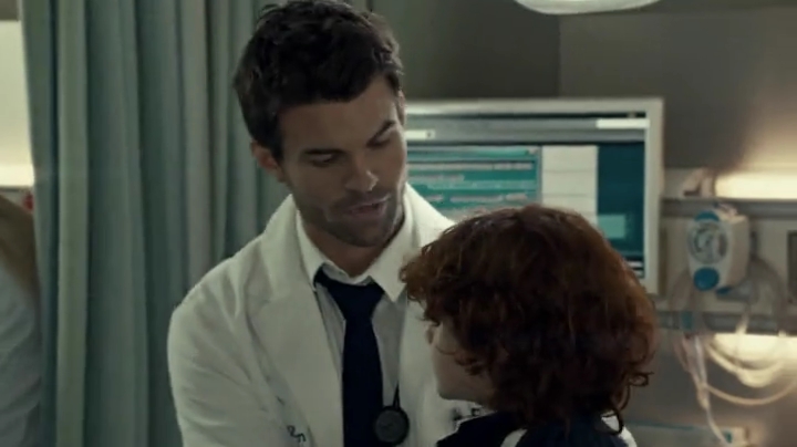 VampireDiariesWorld-dot-org_SavingHope2x01-0428.jpg