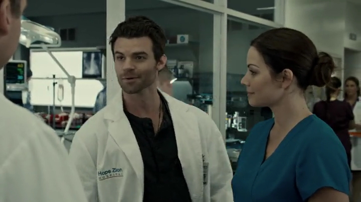 VampireDiariesWorld-dot-org_SavingHope2x01-0325.jpg