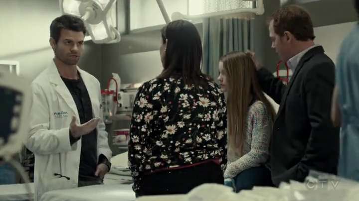 VampireDiariesWorld-dot-org_SavingHope2x01-0933.jpg