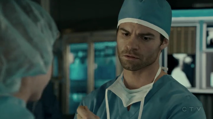 VampireDiariesWorld-dot-org_SavingHope2x01-1937.jpg
