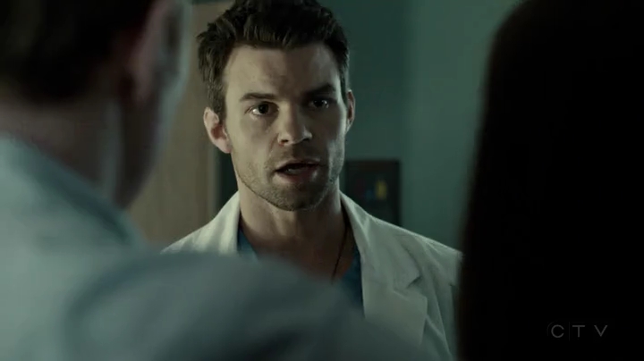 VampireDiariesWorld-dot-org_SavingHope2x01-2280.jpg