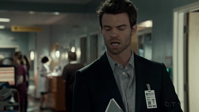VampireDiariesWorld-dot-org_SavingHope2x07-2340.jpg