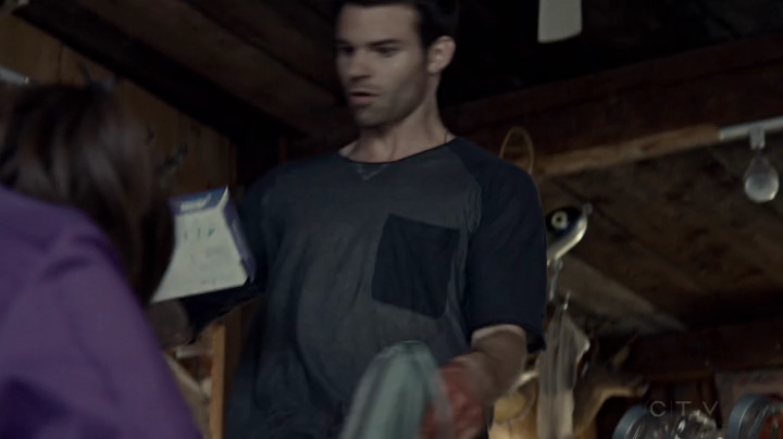 VampireDiariesWorld-dot-org_SavingHope2x08-0589.jpg