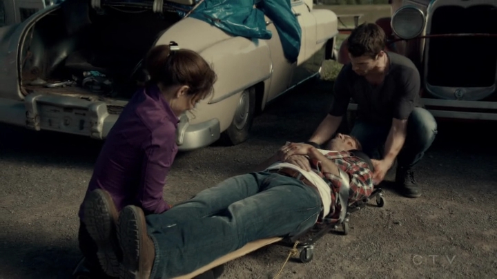 VampireDiariesWorld-dot-org_SavingHope2x08-1087.jpg