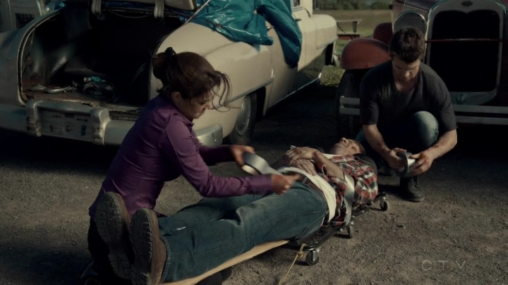VampireDiariesWorld-dot-org_SavingHope2x08-1088.jpg