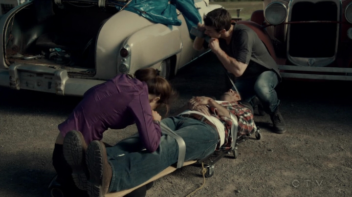 VampireDiariesWorld-dot-org_SavingHope2x08-1100.jpg