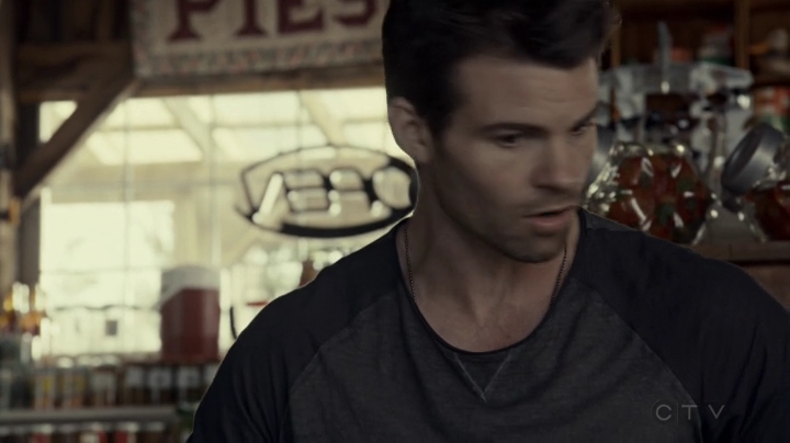 VampireDiariesWorld-dot-org_SavingHope2x08-1250.jpg