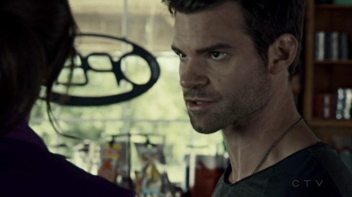 VampireDiariesWorld-dot-org_SavingHope2x08-1431.jpg