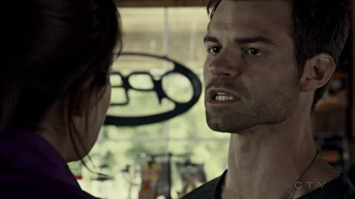 VampireDiariesWorld-dot-org_SavingHope2x08-1439.jpg