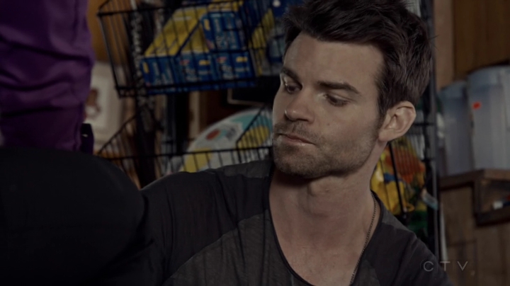 VampireDiariesWorld-dot-org_SavingHope2x08-1795.jpg