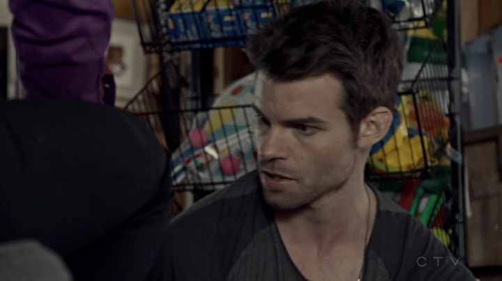 VampireDiariesWorld-dot-org_SavingHope2x08-1801.jpg
