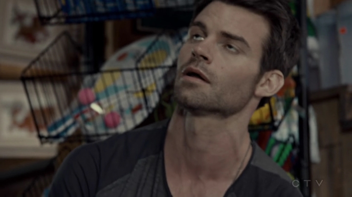 VampireDiariesWorld-dot-org_SavingHope2x08-1826.jpg