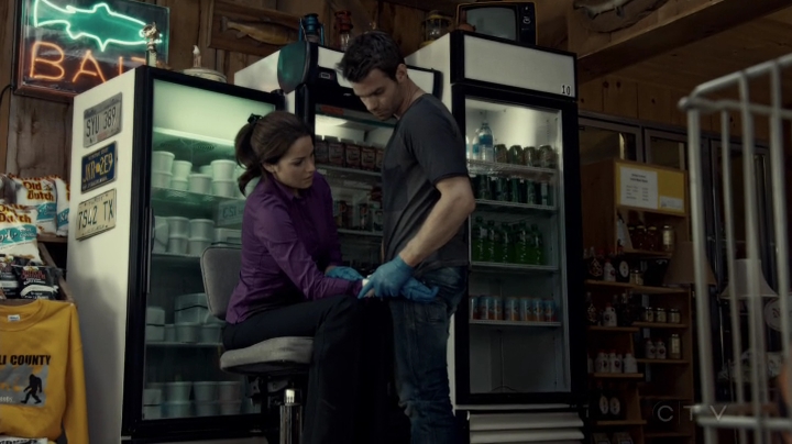 VampireDiariesWorld-dot-org_SavingHope2x08-2053.jpg