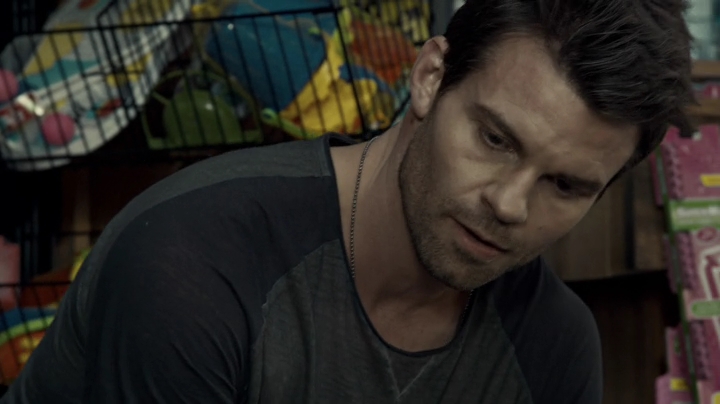 VampireDiariesWorld-dot-org_SavingHope2x08-2057.jpg