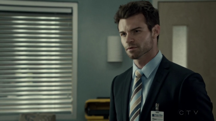 VampireDiariesWorld-dot-org_SavingHope2x09-0708.jpg