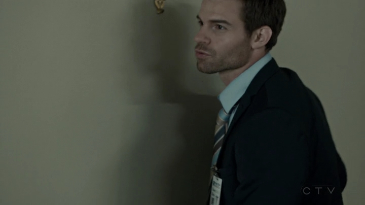 VampireDiariesWorld-dot-org_SavingHope2x09-1162.jpg