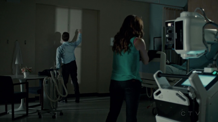 VampireDiariesWorld-dot-org_SavingHope2x09-1220.jpg