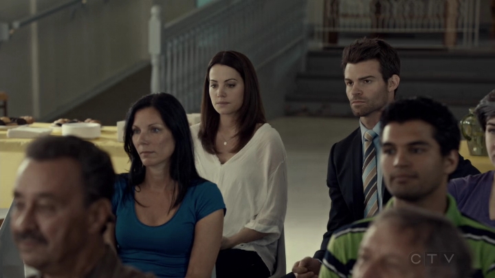 VampireDiariesWorld-dot-org_SavingHope2x09-2380.jpg