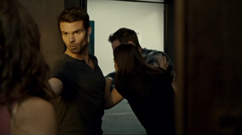 VampireDiariesWorld-dot-org_SavingHope2x13-0045.jpg