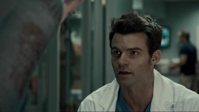 VampireDiariesWorld-dot-org_SavingHope2x15-0605.jpg