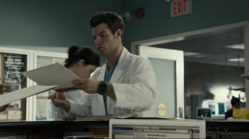 VampireDiariesWorld-dot-org_SavingHope2x15-0886.jpg