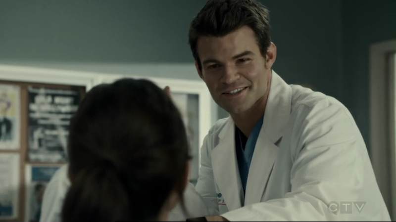 VampireDiariesWorld-dot-org_SavingHope2x15-0909.jpg