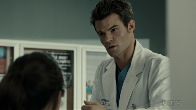VampireDiariesWorld-dot-org_SavingHope2x15-0918.jpg