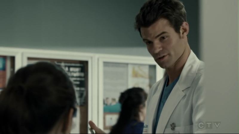 VampireDiariesWorld-dot-org_SavingHope2x15-0923.jpg