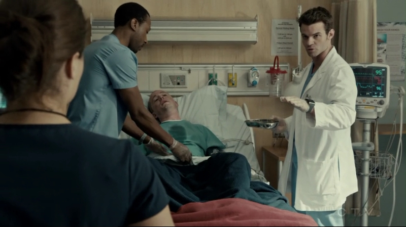 VampireDiariesWorld-dot-org_SavingHope2x15-1280.jpg