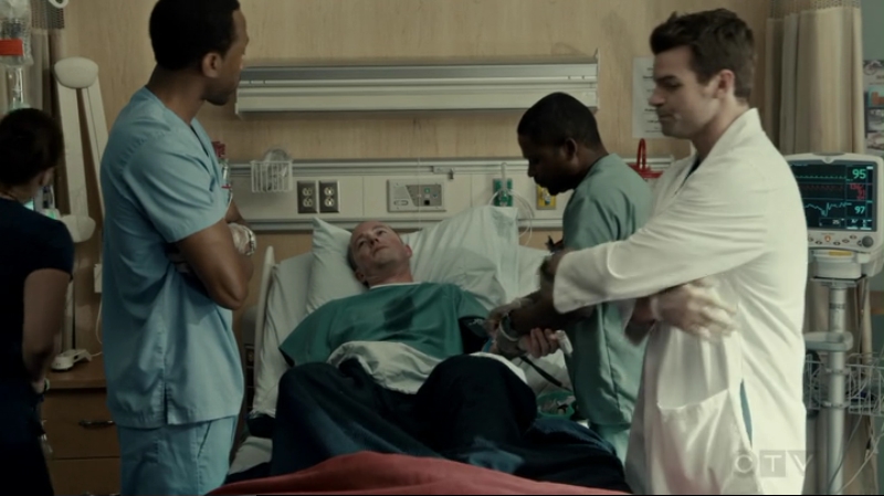 VampireDiariesWorld-dot-org_SavingHope2x15-1307.jpg