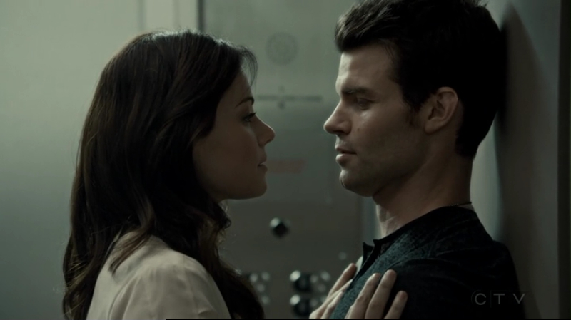 VampireDiariesWorld-dot-org_SavingHope2x15-2473.jpg