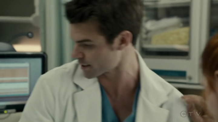 VampireDiariesWorld-dot-org_SavingHope2x16-0641.jpg
