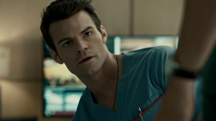 VampireDiariesWorld-dot-org_SavingHope2x17-2504.jpg