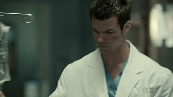 VampireDiariesWorld-dot-org_SavingHope2x18-2126.jpg