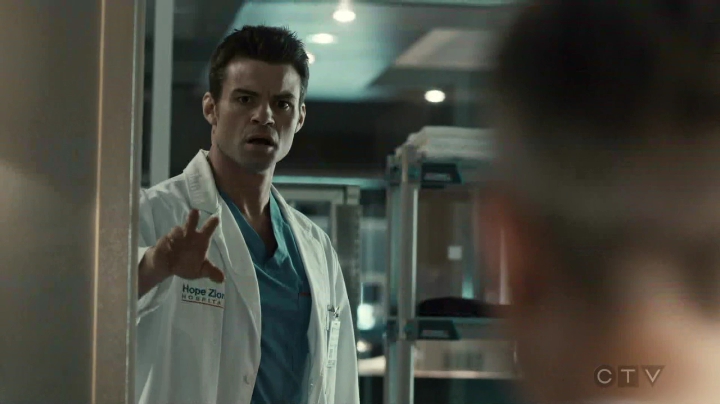 VampireDiariesWorld-dot-org_SavingHope3x01-0102.jpg