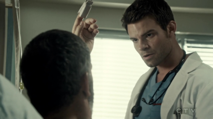 VampireDiariesWorld-dot-org_SavingHope3x02-1506.jpg