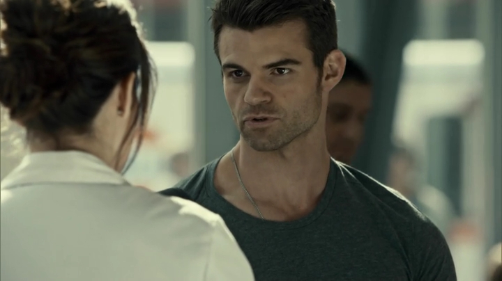 VampireDiariesWorld_dot_nl-SavingHope3x08-046.jpg