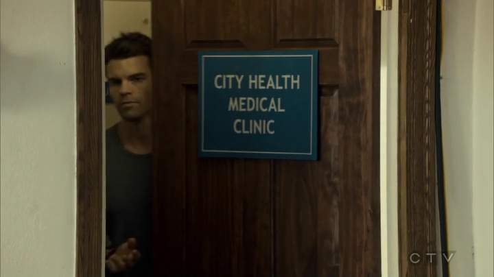 VampireDiariesWorld_dot_nl-SavingHope3x08-490.jpg