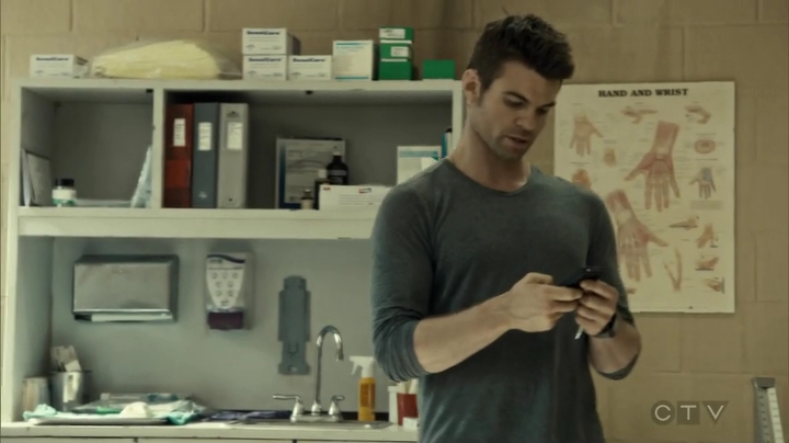 VampireDiariesWorld_dot_nl-SavingHope3x08-554.jpg
