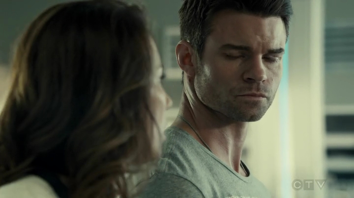 VampireDiariesWorld_dot_nl-SavingHope3x10-2145.jpg