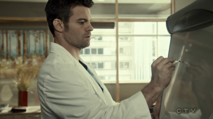 VampireDiariesWorld_dot_nl-SavingHope3x15-1418.jpg