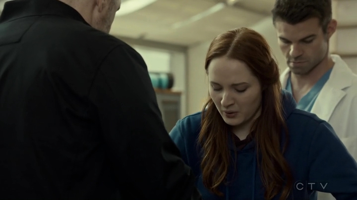 VampireDiariesWorld_dot_nl-SavingHope3x16-2142.jpg