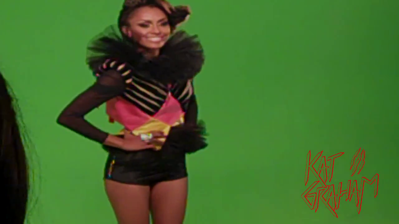 VampireDiariesWorld-dot-org_Sassy-MusicVideo_BehindTheScenes-Captures00083.png