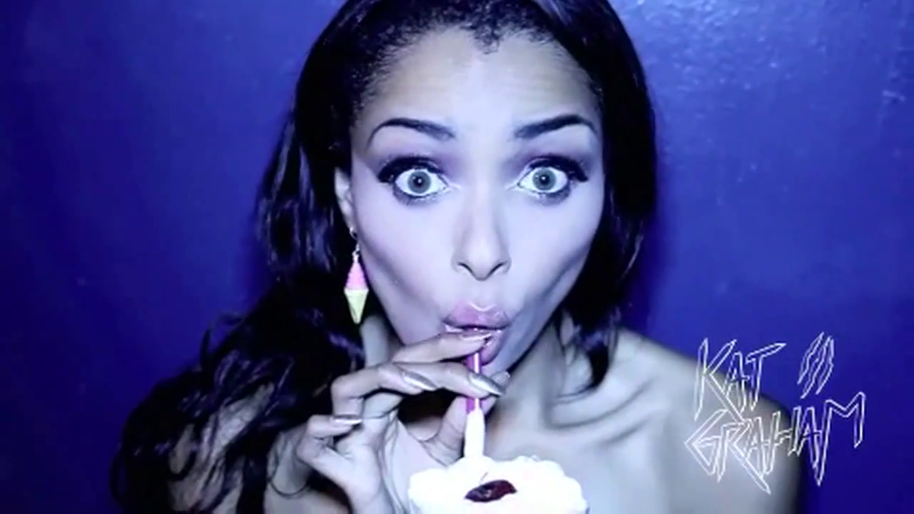 VampireDiariesWorld-dot-org_SassyMilkshake_Mashup-Captures00024.png