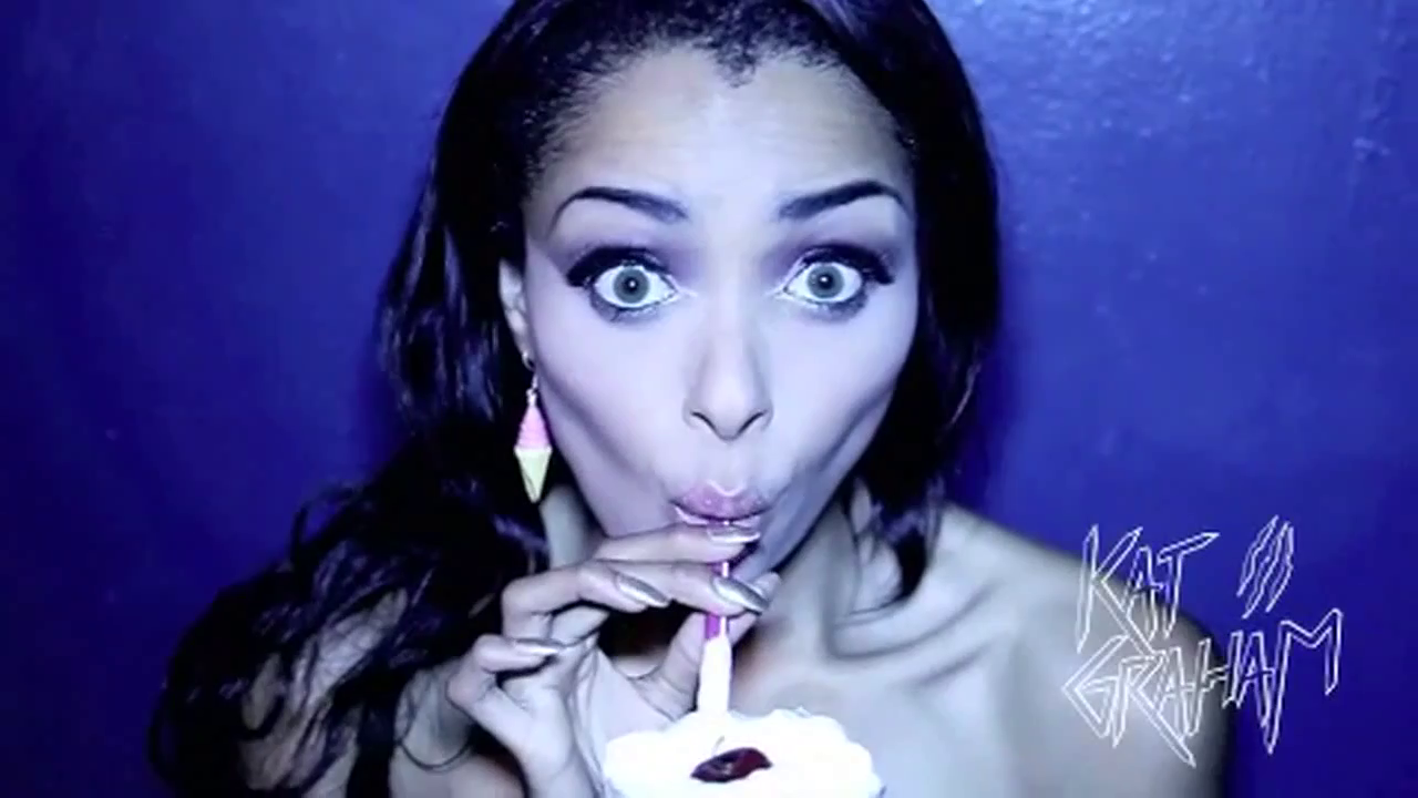 VampireDiariesWorld-dot-org_SassyMilkshake_Mashup-Captures00104.png